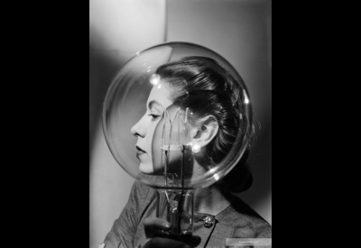 Lee Miller, modèle avec ampoule