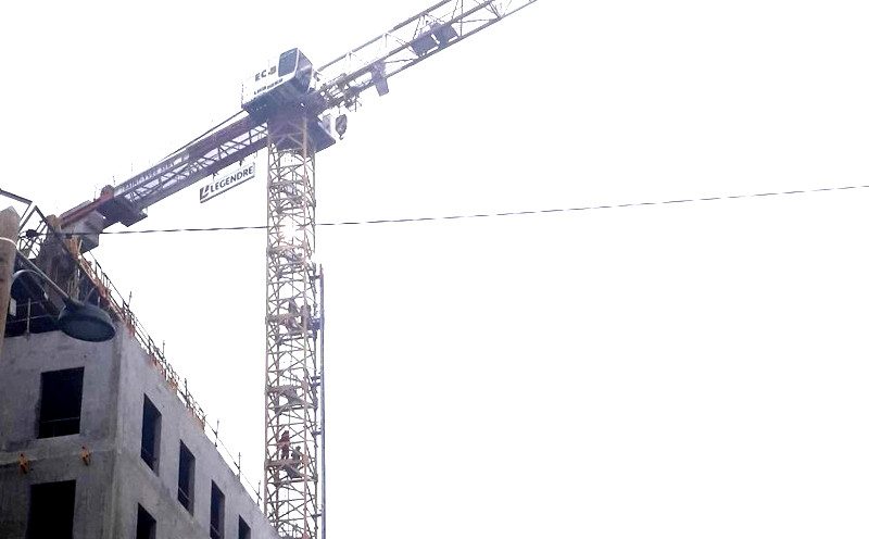 Sur une grue pour son fils