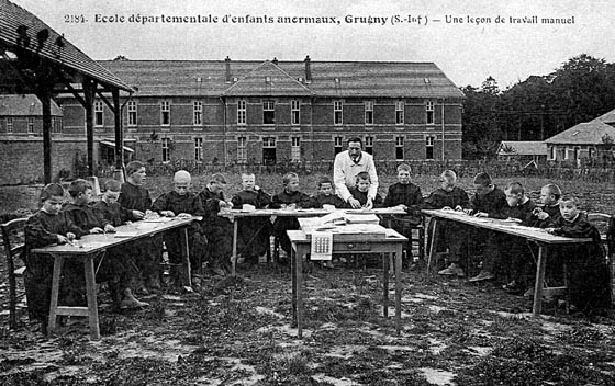 Classe de l'Etablissement d'assistance départemental de Grugny au début du XXe siècle.
