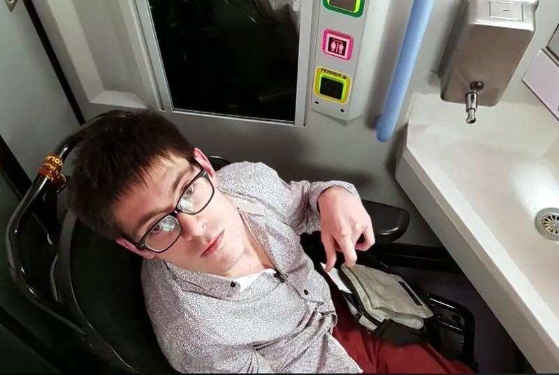 Kevin Fermine dans les toilettes d'un TGV.