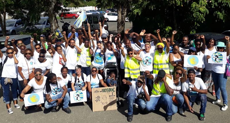 Des membres du MCS manifestent le jour de l'inauguration du rond point.