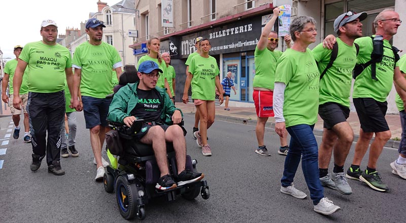 Maxou et 'ses' marcheurs à Vierzon.