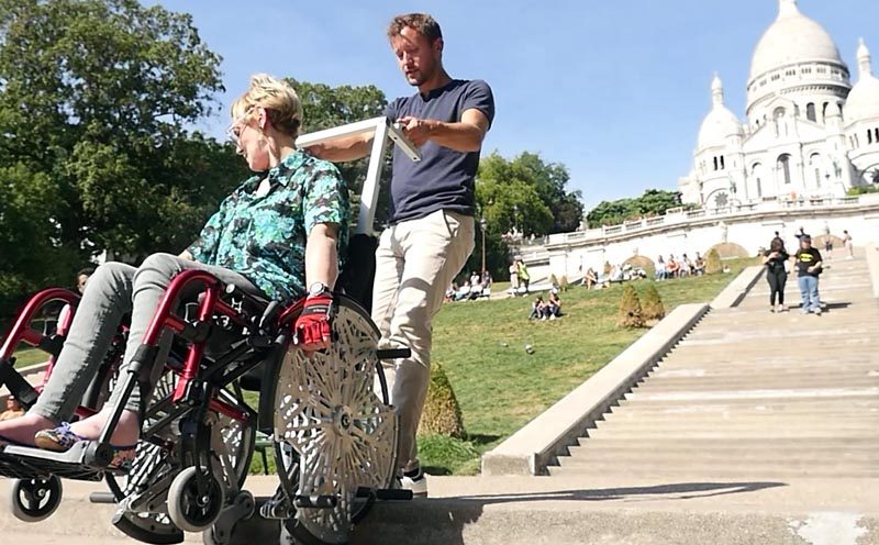 Un fauteuil manuel franchisseur d’escaliers.