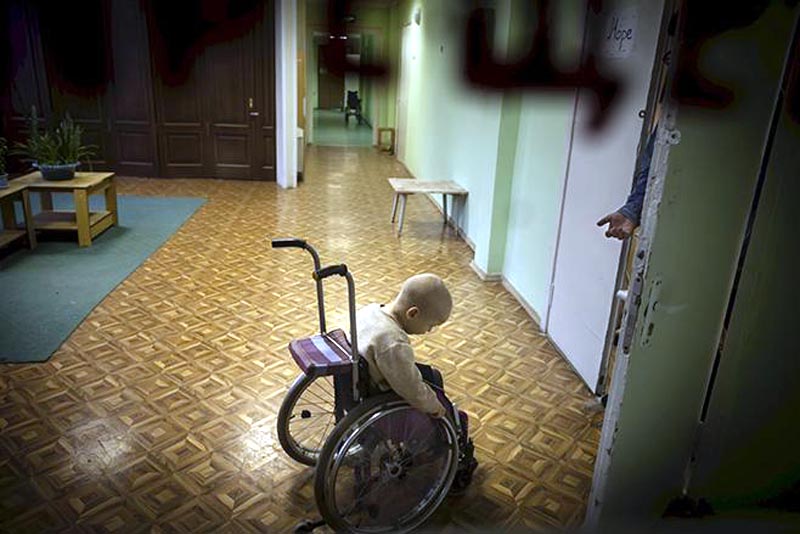 Enfant handicapé dans un orphelinat d'État en Russie. © 2011 Gordon Welters.