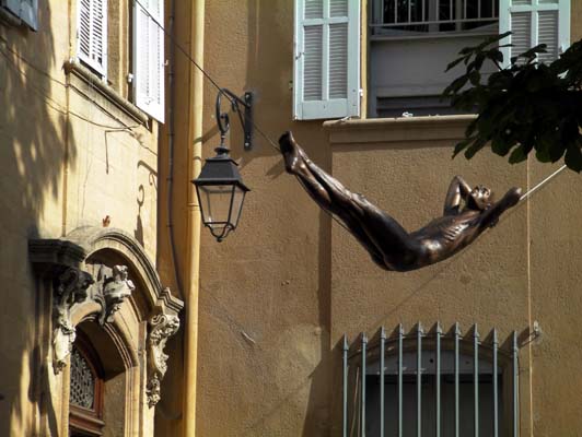 sculture de Delavarenne place des Quatre-Dauphins à Aix-en-Provence.