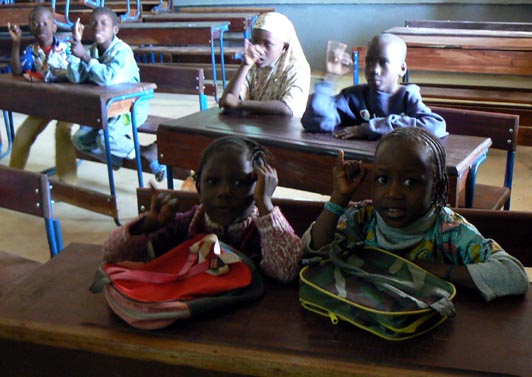 apprentissage de la dactylologie en ASL en classe à Ségou.