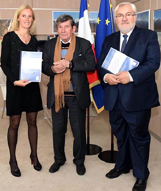 Jean-Pierre Azéma entouré de Ségolène Neuville, secrétaire d'Etat aux personnes handicapées, et Jean-Marc Todeschini, chargé de la Mémoire