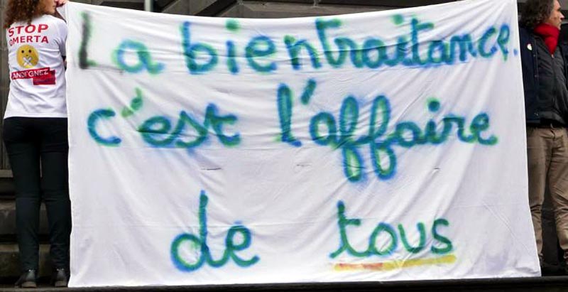 Banderole 'La bientraitance c'est l'affaire de tous'.