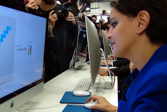 Paris, Ecole 42, salle de cours, Najat Vallaud-Belkacem. devant un ordinateur