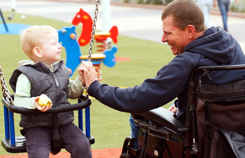 Un père handicapé moteur et son fils.