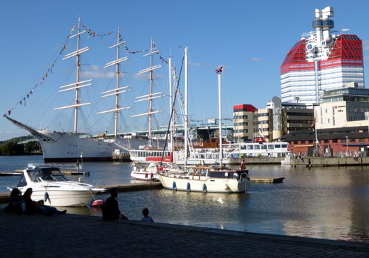 port de plaisance de Göteborg, avec le quatre mats Barken Viking et le gratte-ciel dit 'le rouge à lèvres'