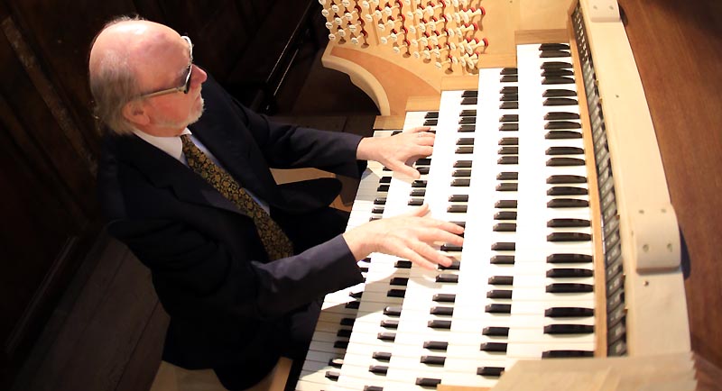 Jean-Pierre Leguay à l'orgue.