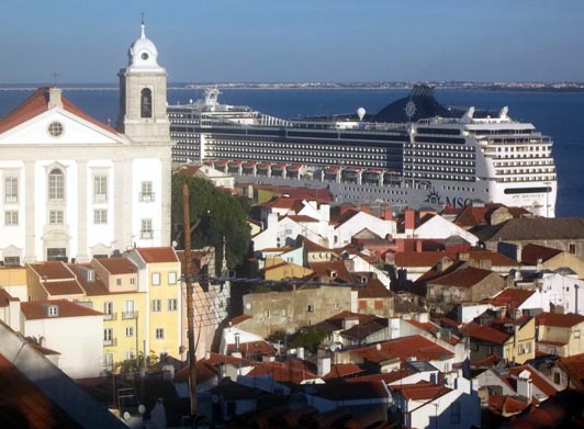 Paquebot de croisière dans le port de Lisbonne.