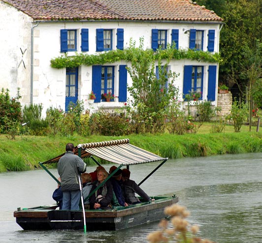 promenade en barque sur le marais Poitevin. © SAS Cardinaud - Mercier.