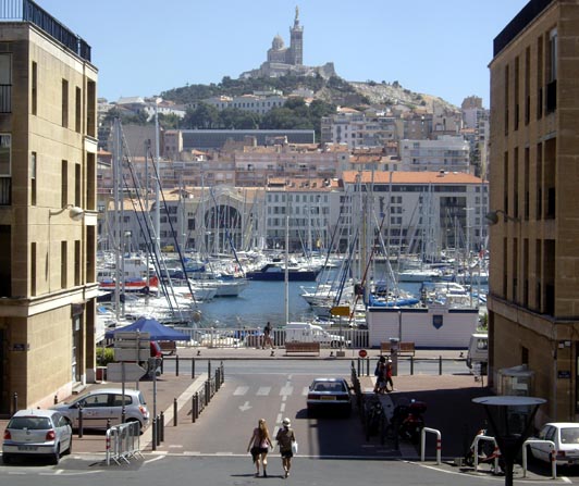 Marseille, Notre-Dame de la Garde depuis rue Caisserie.