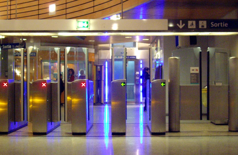 Accès station ligne 14 du métro parisien.