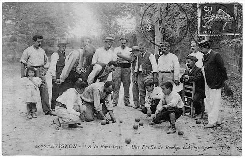 carte postale figurant une partie de boules près d'Avignon au début du XXe siècle.