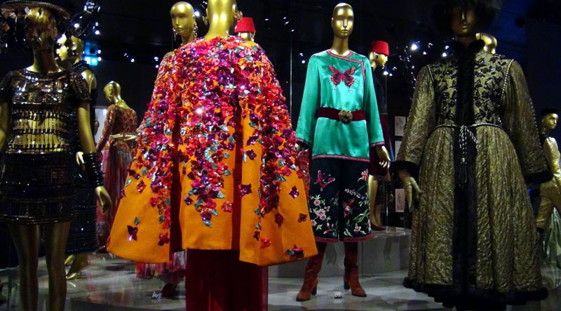 Paris, musée Yves Saint Laurent, podium 'exotismes'