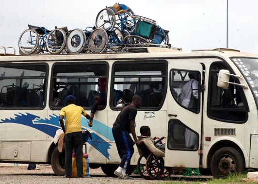 transport de personnes handicapées dans un bus inaccessible.