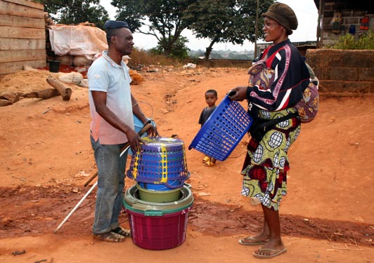 Paulin Castrick Nguegue, vendeur ambulant