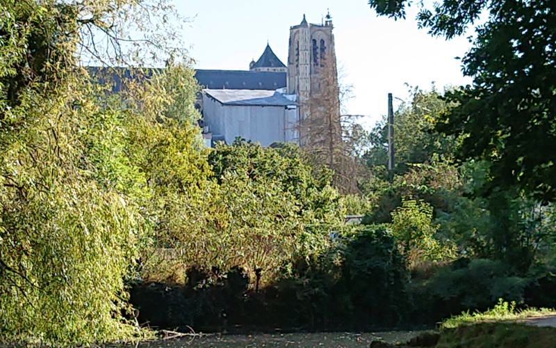 Cathédrale de Bourges depuis les marais