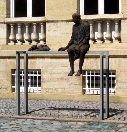 Roanne, sculpture contemporaine dans la cour du musée Déchelette.
