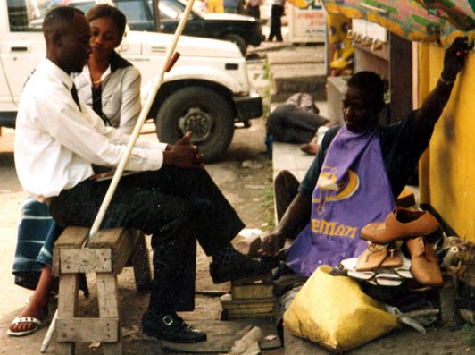 Muyabi avec des clients