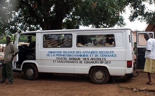 Bus de transport des élèves du centre Sogué en Guinée.