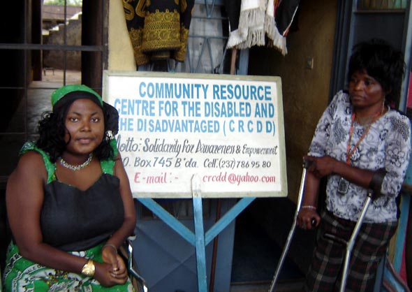 Hilda Bih et Florence Limen devant le bureau du CRCDD a Bamenda