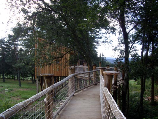 cabane dans les arbres à Champdray