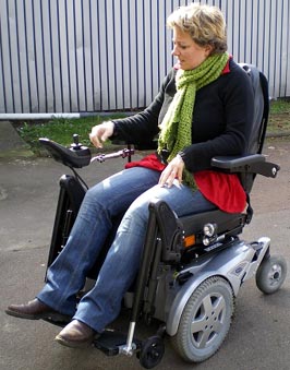 Trois fauteuils roulants récents