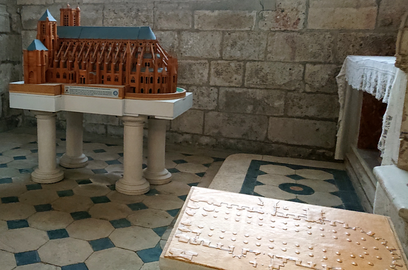 Maquette et plan tactile de la cathédrale de Bourges.