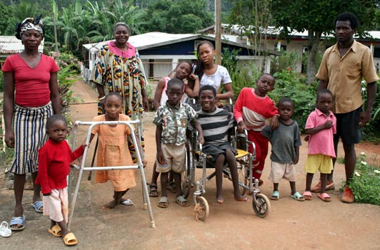 Marie Bete et un groupe d'enfants handicapés