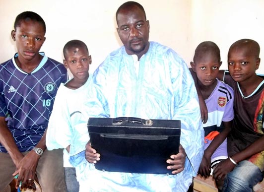 Bakary Abdoulaye Tandia, Directeur de l'école des sourds du Guidimakha, entouré de quelques élèves