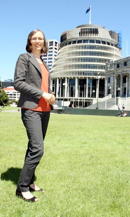 Mojo Mathers devant le Parlement néo-zélandais