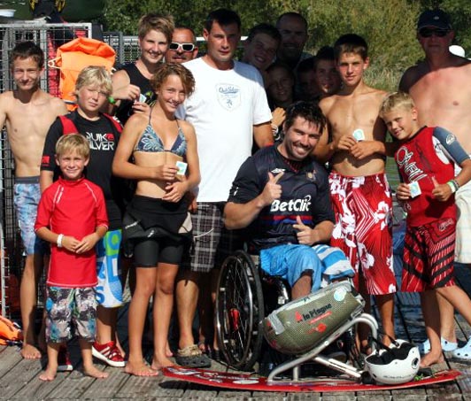 Bastien Perret rencontre des enfants sur un téléski nautique en Hongrie.