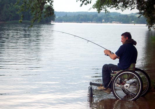 Handipêche au lac des Settons dans le Morvan.