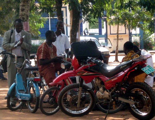 Bouraima Asmanou discutant avec des étudiants