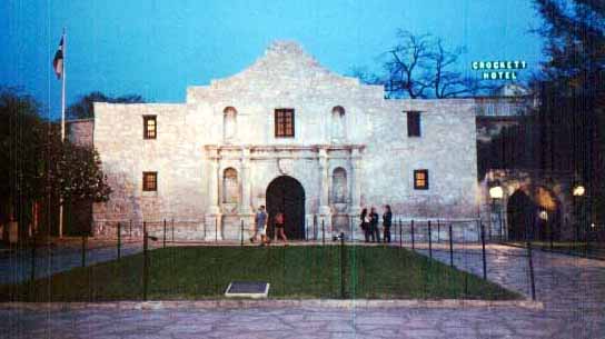 la façade de Fort Alamo au crépuscule