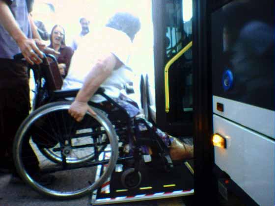 Montée d'un voyageur en fauteuil roulant par palette d'accès