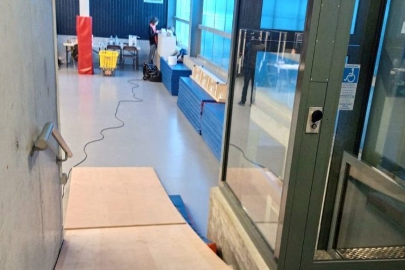 Accessibilité d'un bureau de vote par rampe bricolée à Grenoble