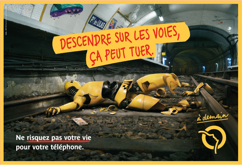 Affiche de la RATP montrant un mannequin disloqué sur une voie du métro avec le slogan Descendre sur les voies ça peut tuer