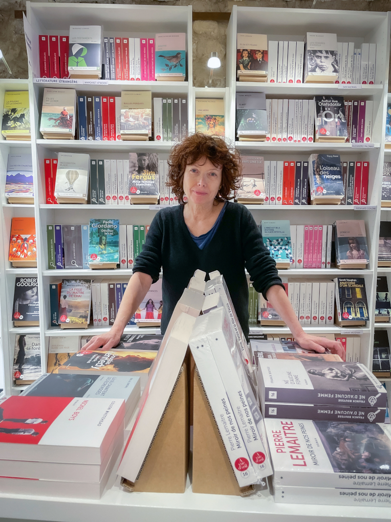 Agnès Binsztok au milieu des livres ©MariaZaytseva
