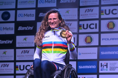 Anaïs Vincent et sa médaille d'or en course en ligne sur handbike ©Jean-Baptiste Benavent - FFH