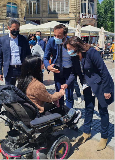 Anne Hidalgo salue une jeune femme en fauteuil roulant à Montpellier