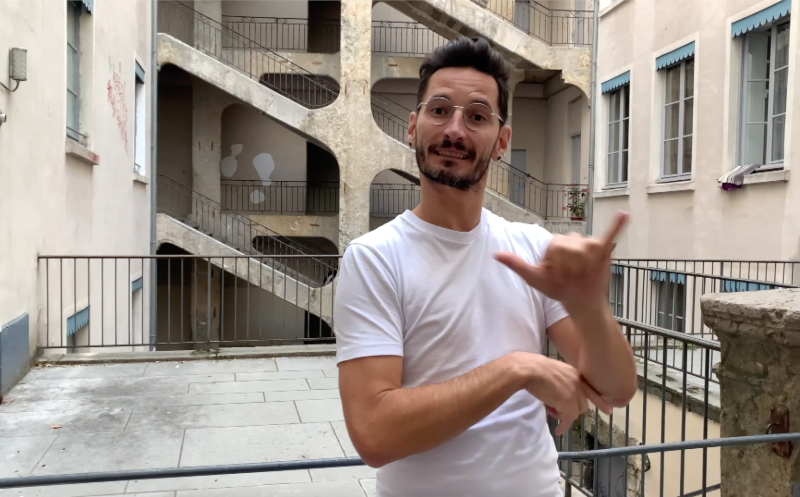 Anthony Guyon lors d'une visite contée en LSF dans le Vieux Lyon ©Cybèle