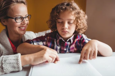Apprentissage du braille par un enfant