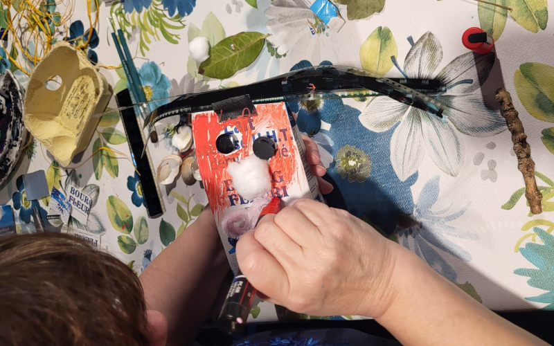 Cécile, participante non-voyante, travaille sur sa cabane