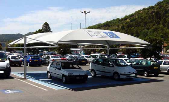 auvent de prtection sur quatre places de stationnement réservé, installé sur un parking de Digne