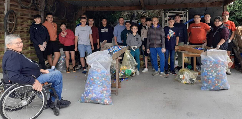 Matinée de tri de bouchons pour Les Bouchons d’Amour dont Thierry De Koninck était Point Collecte